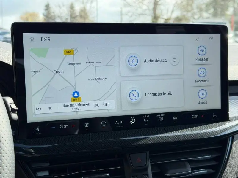 Écran tactile central du tableau de bord de la Ford Focus SW 2023 affichant la navigation et les réglages multimédia.