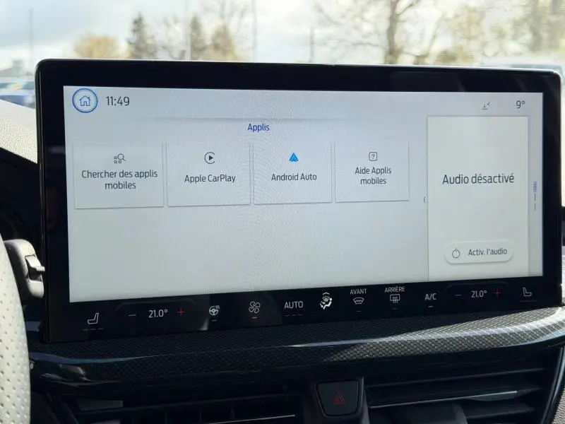 Écran tactile central du tableau de bord de la Ford Focus SW 2023, affichant les options Apple CarPlay et Android Auto.