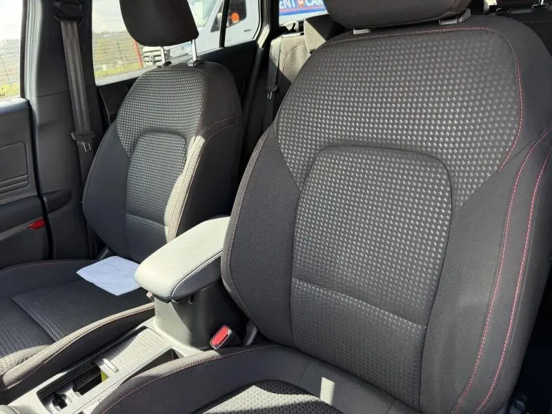 Gros plan sur les sièges avant noirs avec surpiqûres rouges de la Ford Focus SW 1.0 Flexifuel mHEV 125ch ST-Line X 2023.
