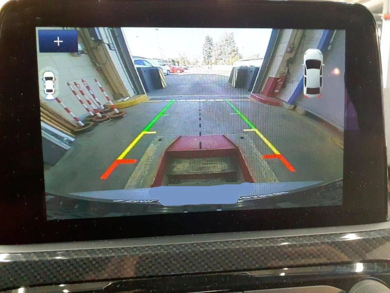 Vue arrière caméra de recul du Ford Kuga gris Solar 2024 avec lignes de guidage colorées et affichage 360° sur écran tactile.