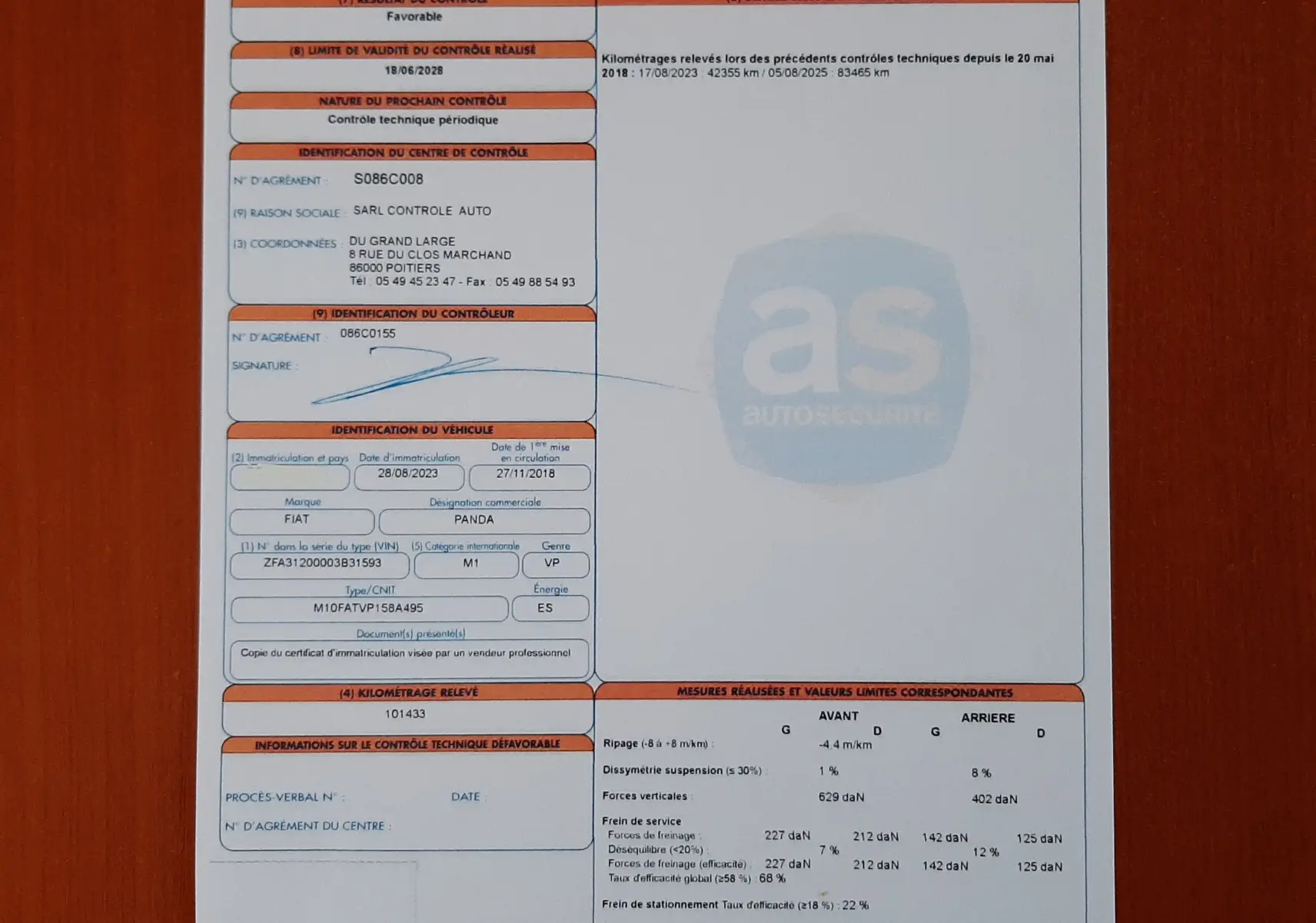 Vue 3/4 avant droite d'une Fiat Panda blanche 2018, version 1.2 69CH POP avec cinq portes visibles.