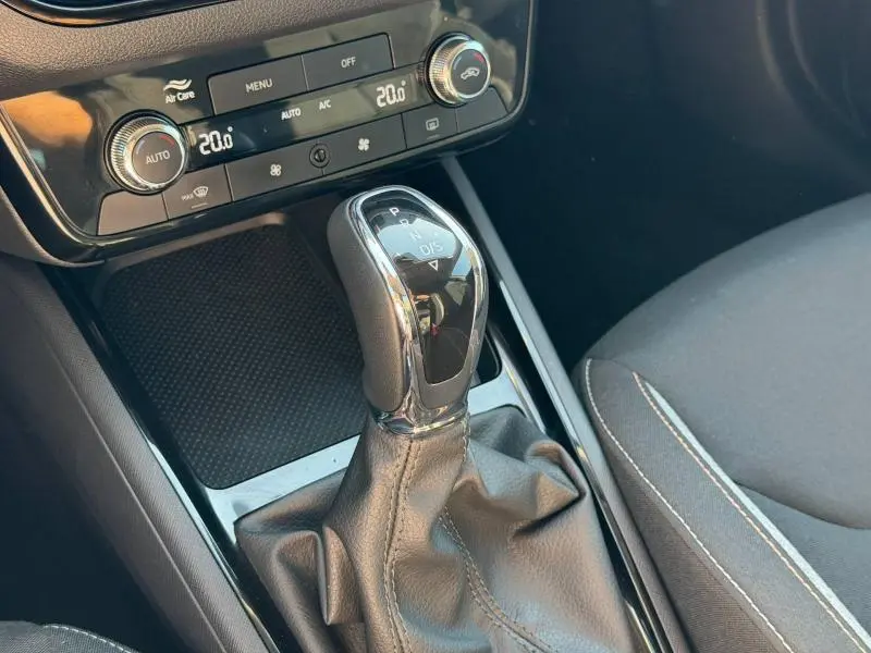 Gros plan sur le levier de vitesse automatique et la console centrale noire du Skoda Scala 1.0 TSI Evo2 2025.
