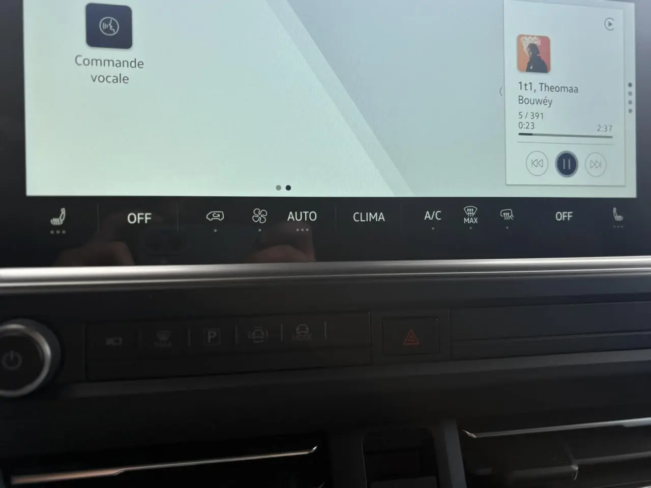 Gros plan sur l'écran tactile et la console centrale du Volkswagen Transporter T7 Business, affichage des commandes climatisation.
