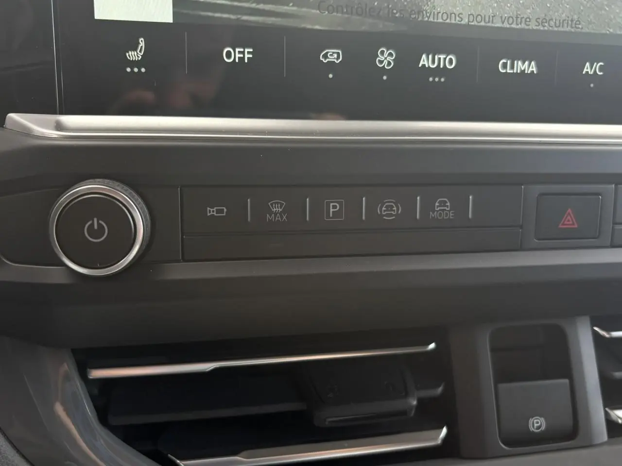 Gros plan sur la console centrale du Volkswagen Transporter T7 ProCab, boutons de commande et écran tactile visibles.