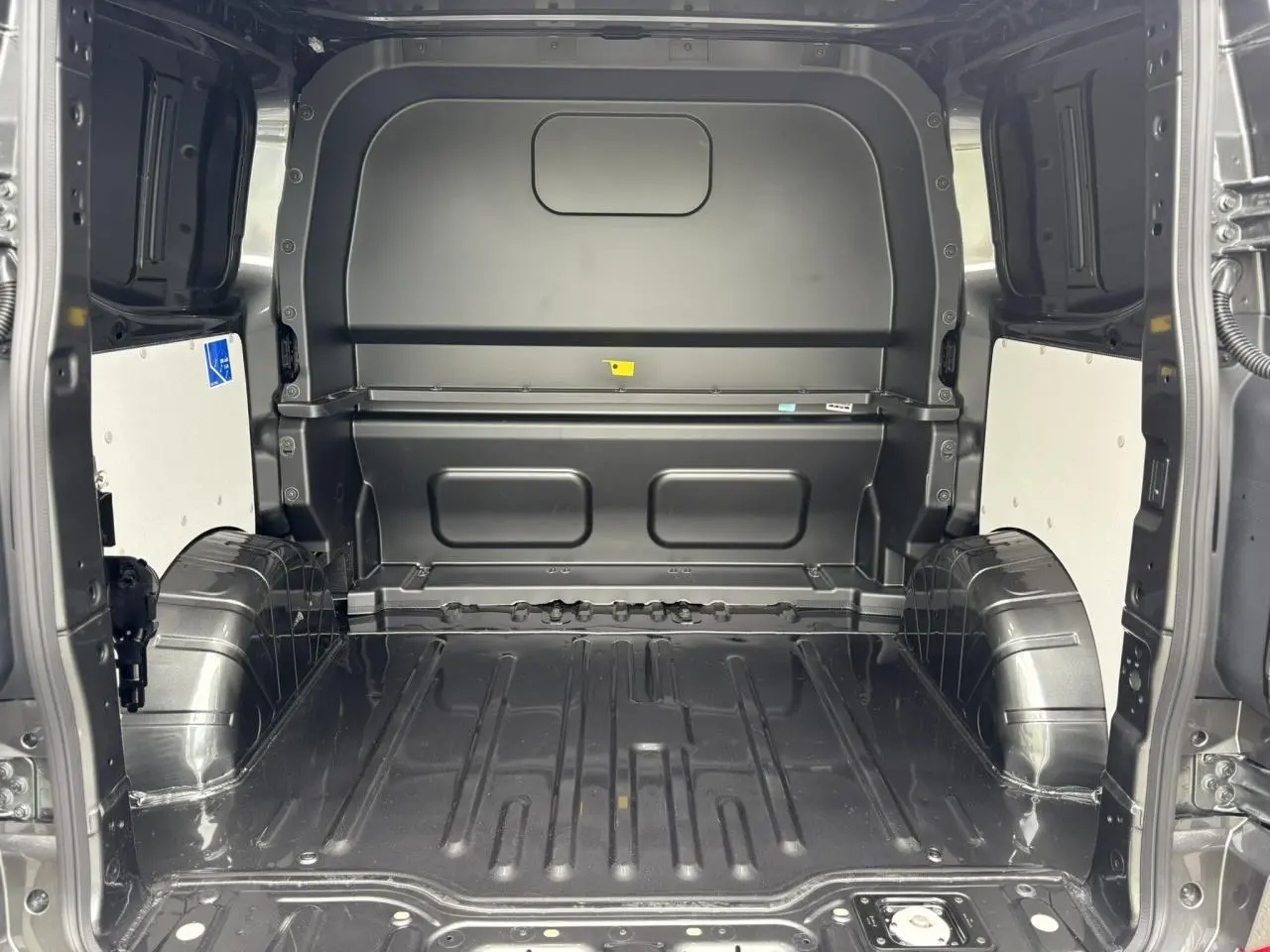Vue intérieure arrière du Volkswagen Transporter T7 ProCab L1H1 2026, montrant l'espace de chargement en graphite métallisé.