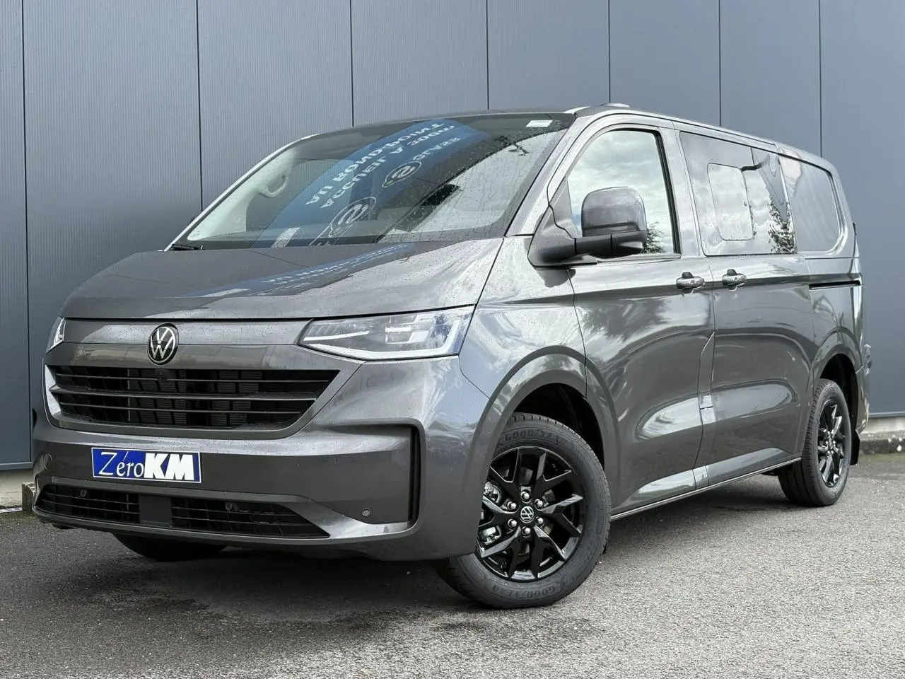 Vue 3/4 avant droit du Volkswagen Transporter T7 ProCab gris Graphite Dust avec jantes alliage noir brillant Le Mans 17 pouces.