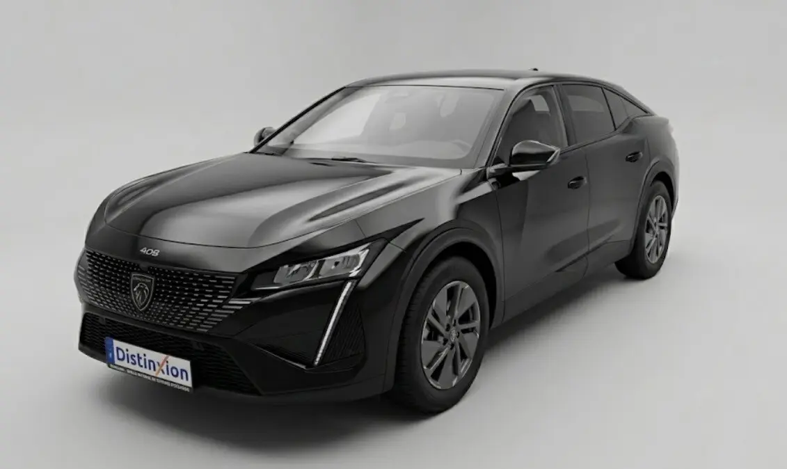 Peugeot 408 Hybrid noir vue 3/4 avant droit, avec calandre distinctive et jantes alliage 17 pouces.