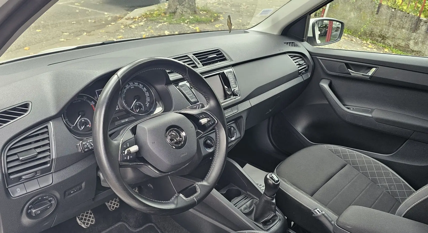 Intérieur de la Skoda Fabia 2020 vu côté conducteur, volant cuir noir et sellerie Business gris satin.