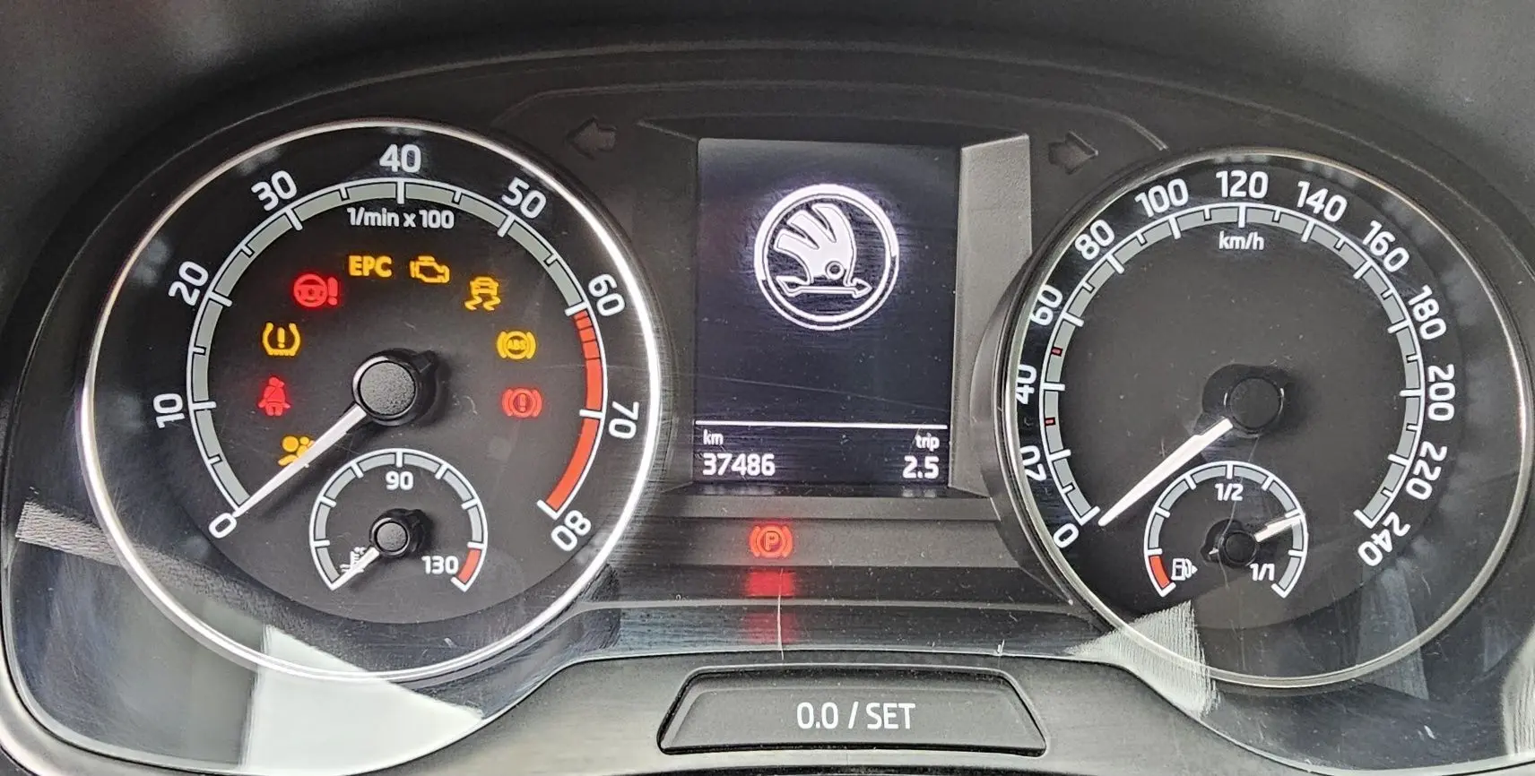 Gros plan sur le tableau de bord de la Skoda Fabia 2020, affichant le compteur de vitesse, compte-tours et témoins lumineux.