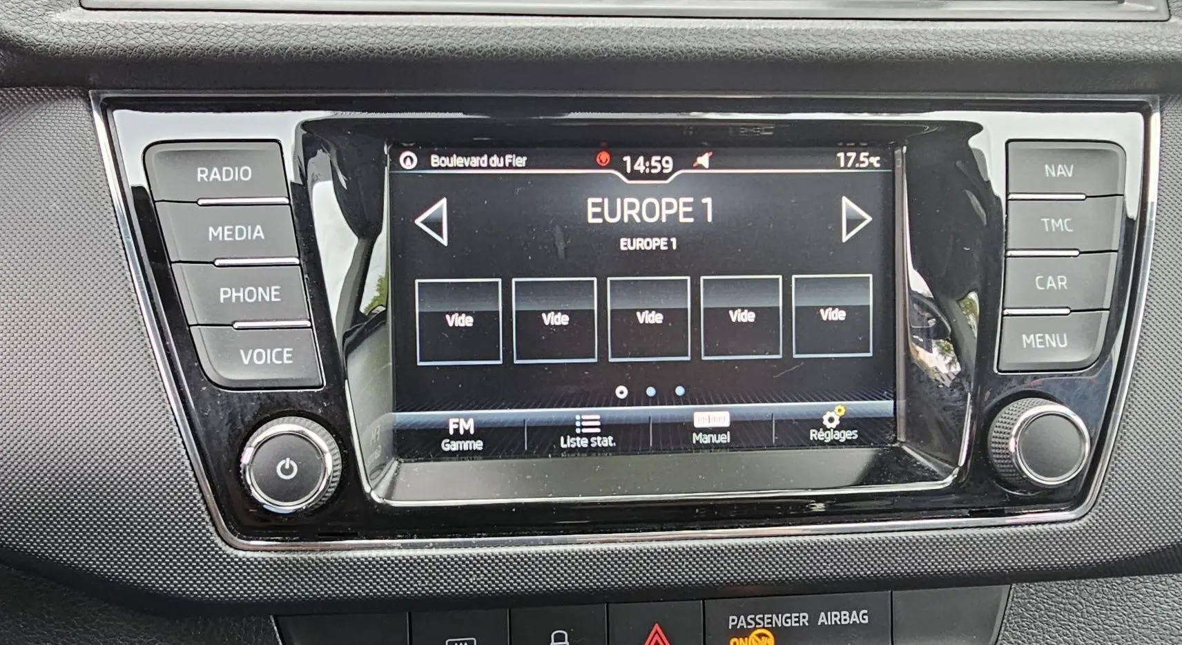 Écran tactile du système de navigation Amundsen de la Skoda Fabia 2020 affichant la radio Europe 1.