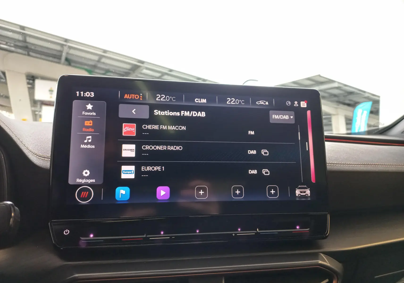 Écran tactile central du CUPRA Formentor 2023 affichant les stations FM/DAB avec interface moderne et ambiance intérieure sombre.