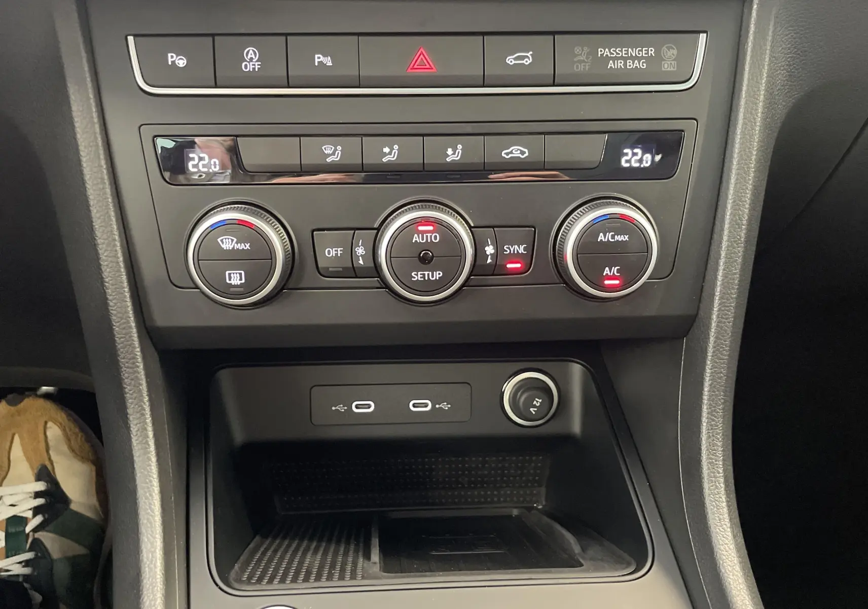 Vue rapprochée de la console centrale du SEAT ATECA 2.0 TDI 150 DSG7 COPA avec commandes climatisation et ports USB.