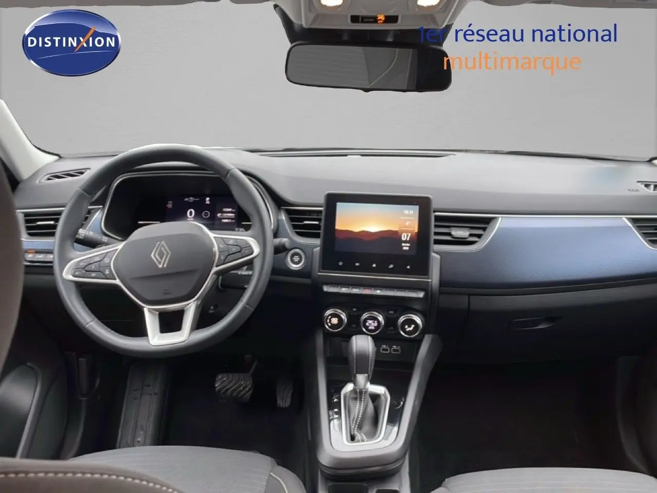 Vue intérieure avant du Renault Arkana 2025 avec tableau de bord noir et insert bleu Zanzibar Metal, écran tactile central et volant multifonction.