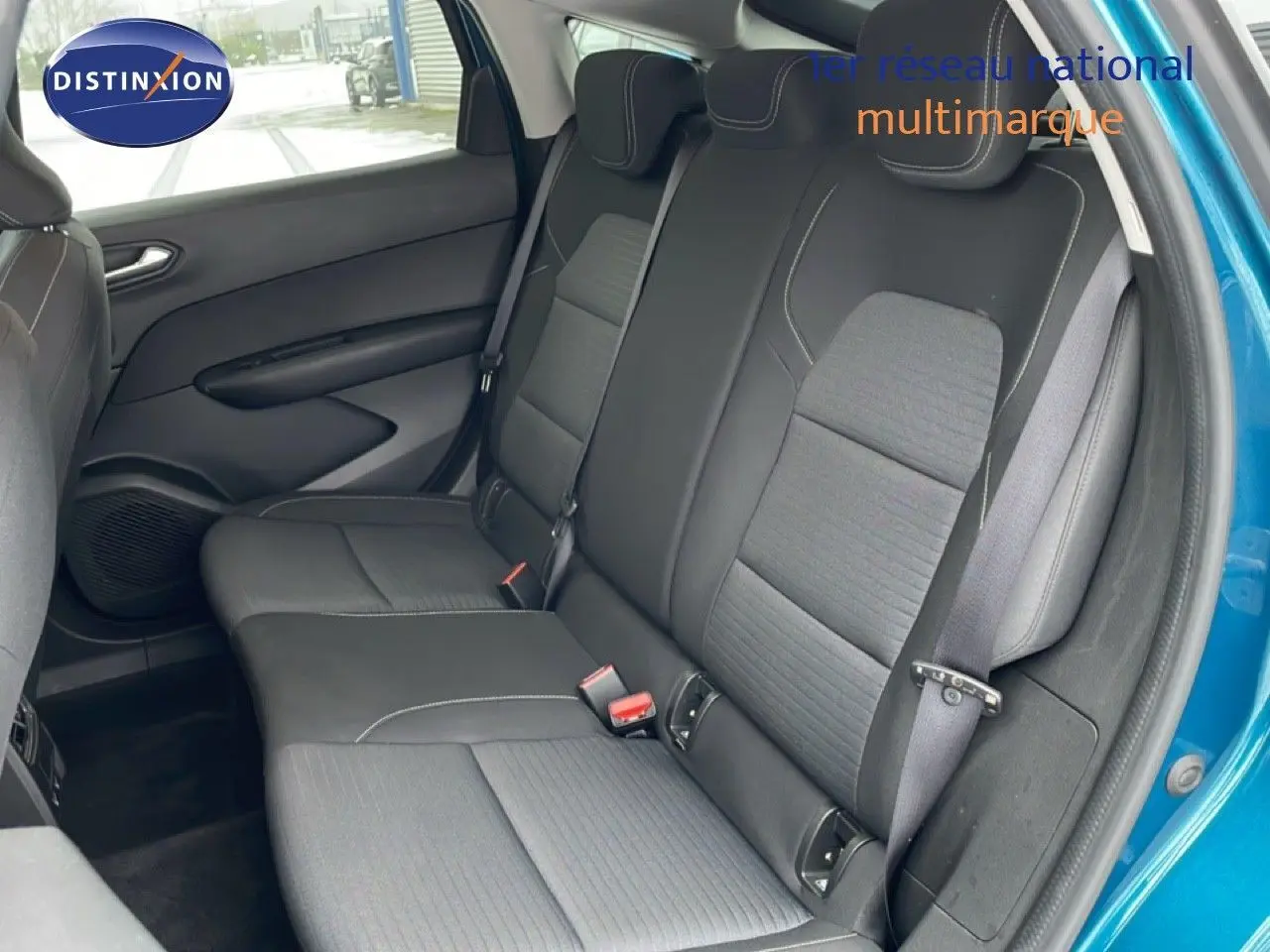 Vue intérieure côté droit sur les sièges arrière noirs du Renault Arkana bleu Zanzibar 2025, avec ceinture de sécurité visible.