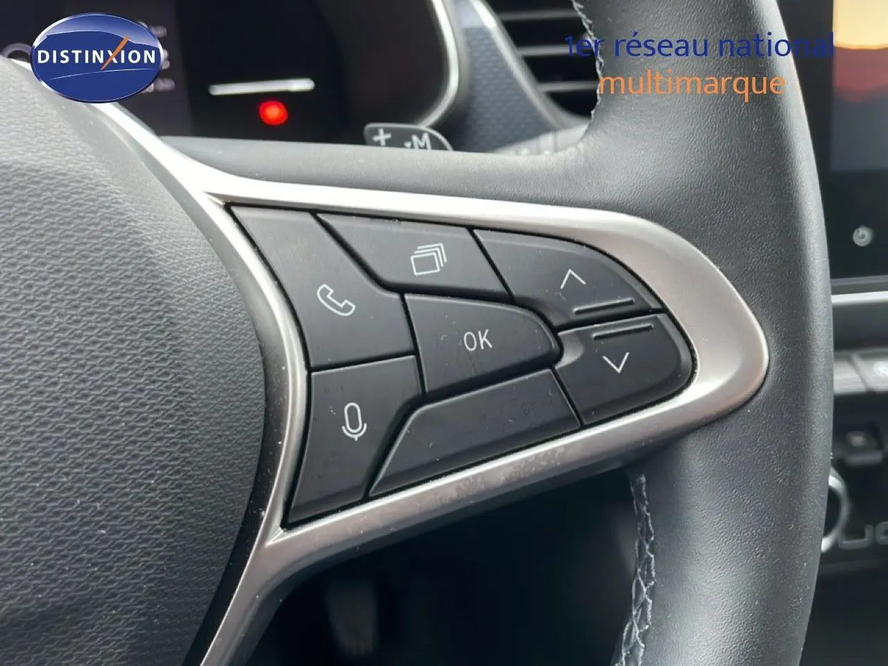 Gros plan sur les commandes multifonctions à droite du volant en cuir noir du Renault Arkana 2025.