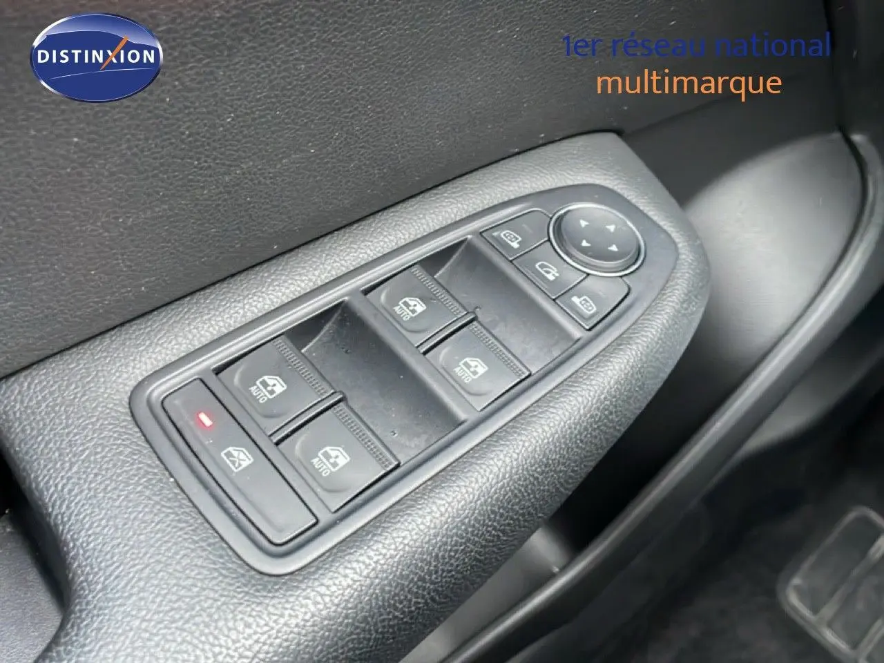 Gros plan sur les commandes de lève-vitres et rétroviseurs côté conducteur de la Renault Arkana bleu Zanzibar 2025.