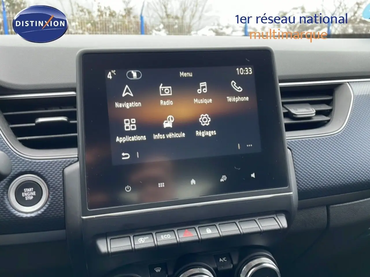 Intérieur du Renault Arkana 2025, tableau de bord avec écran tactile central et commandes climatisation, finition noire.