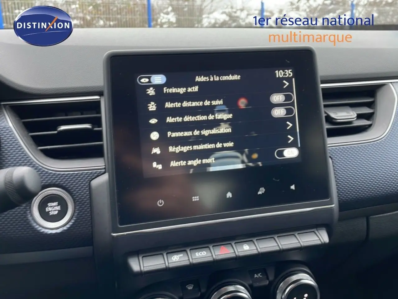 Écran tactile central affichant les aides à la conduite dans l’habitacle du Renault Arkana 2025.