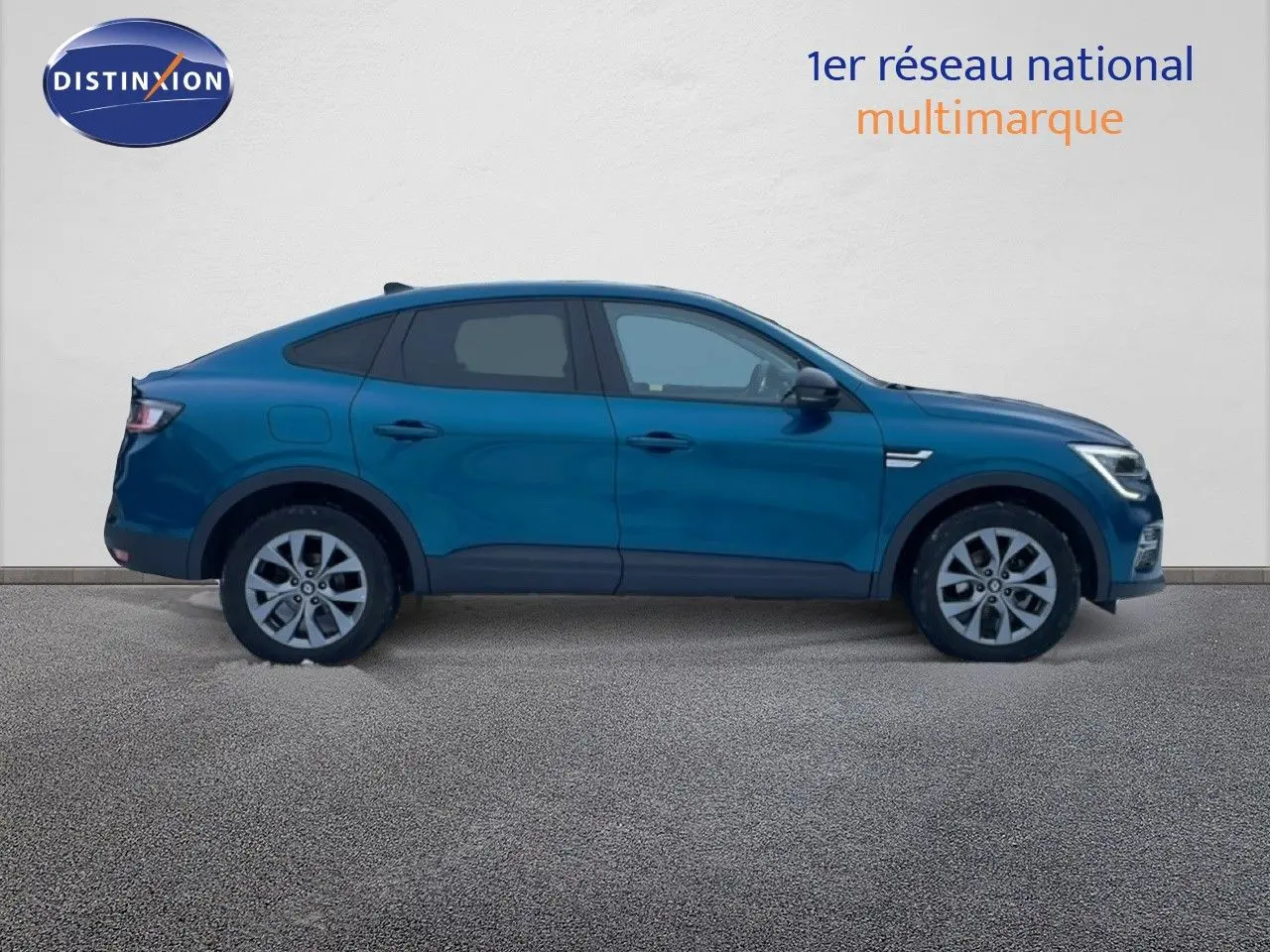 Profil droit du Renault Arkana 1.3 Mild Hybrid 140ch en bleu Zanzibar métal, sur fond neutre, sans éléments distinctifs visibles.