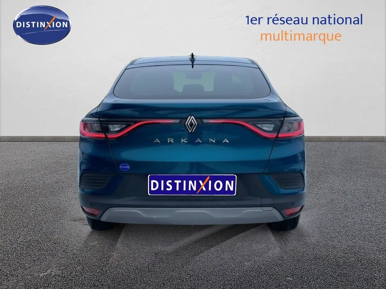 Vue arrière du Renault Arkana bleu Zanzibar métal 2025 avec feux LED reliés par un bandeau lumineux rouge.