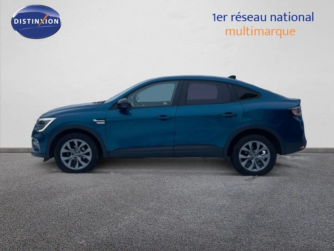 Profil côté gauche de la Renault Arkana 2025 bleu Zanzibar métal avec lignes fluides et jantes alliage visibles.