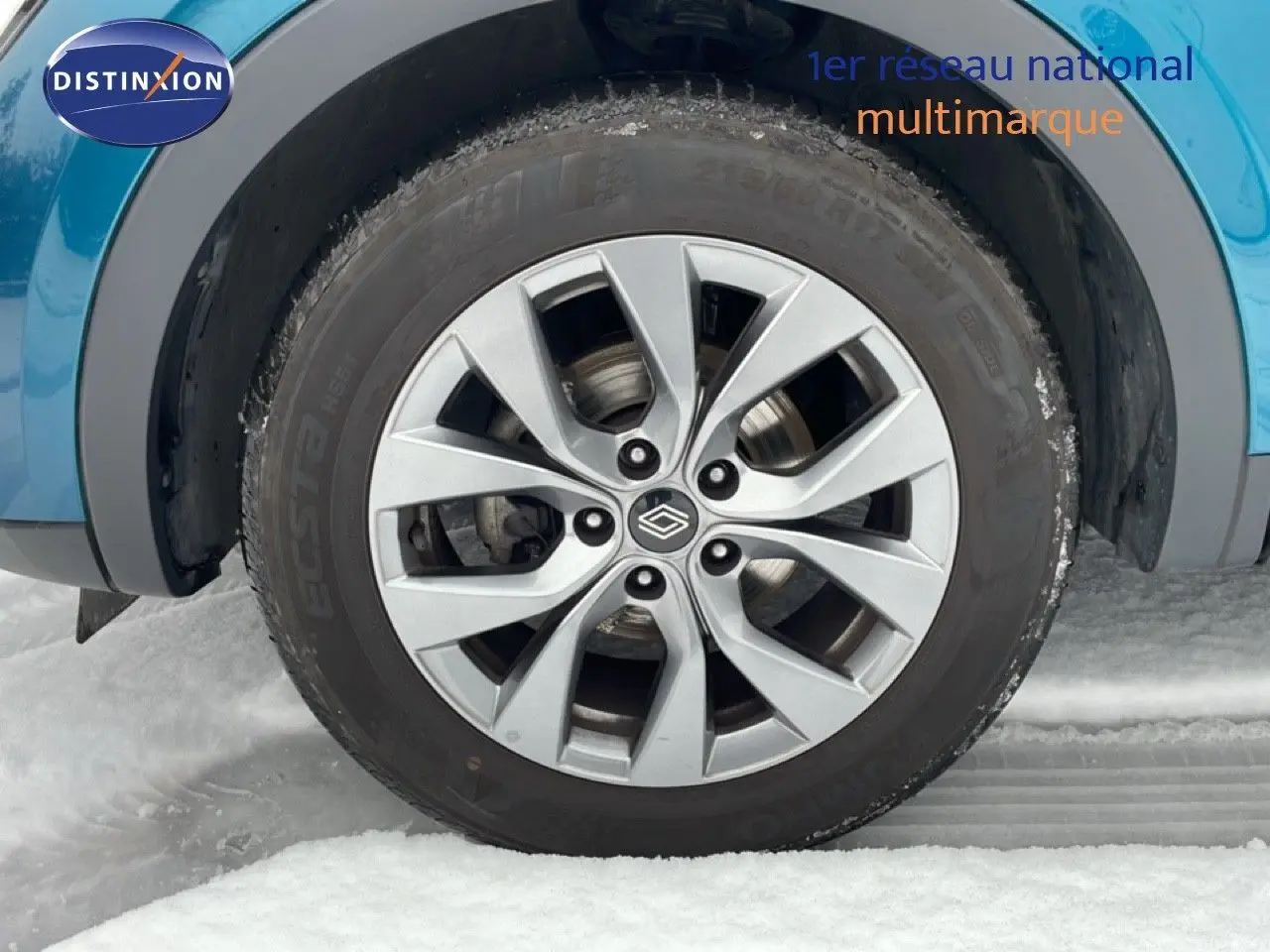 Gros plan sur la roue avant gauche d’un Renault Arkana bleu Zanzibar métallisé avec jante alliage 17 pouces.