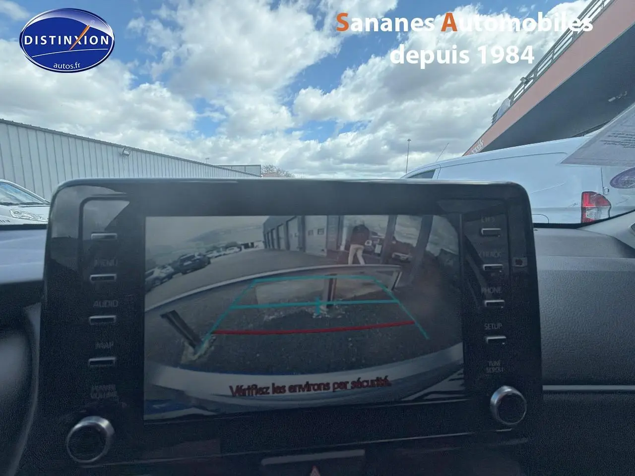 Vue intérieure sur l'écran tactile de la Toyota Yaris Hybrid 2023 montrant la caméra de recul en marche.