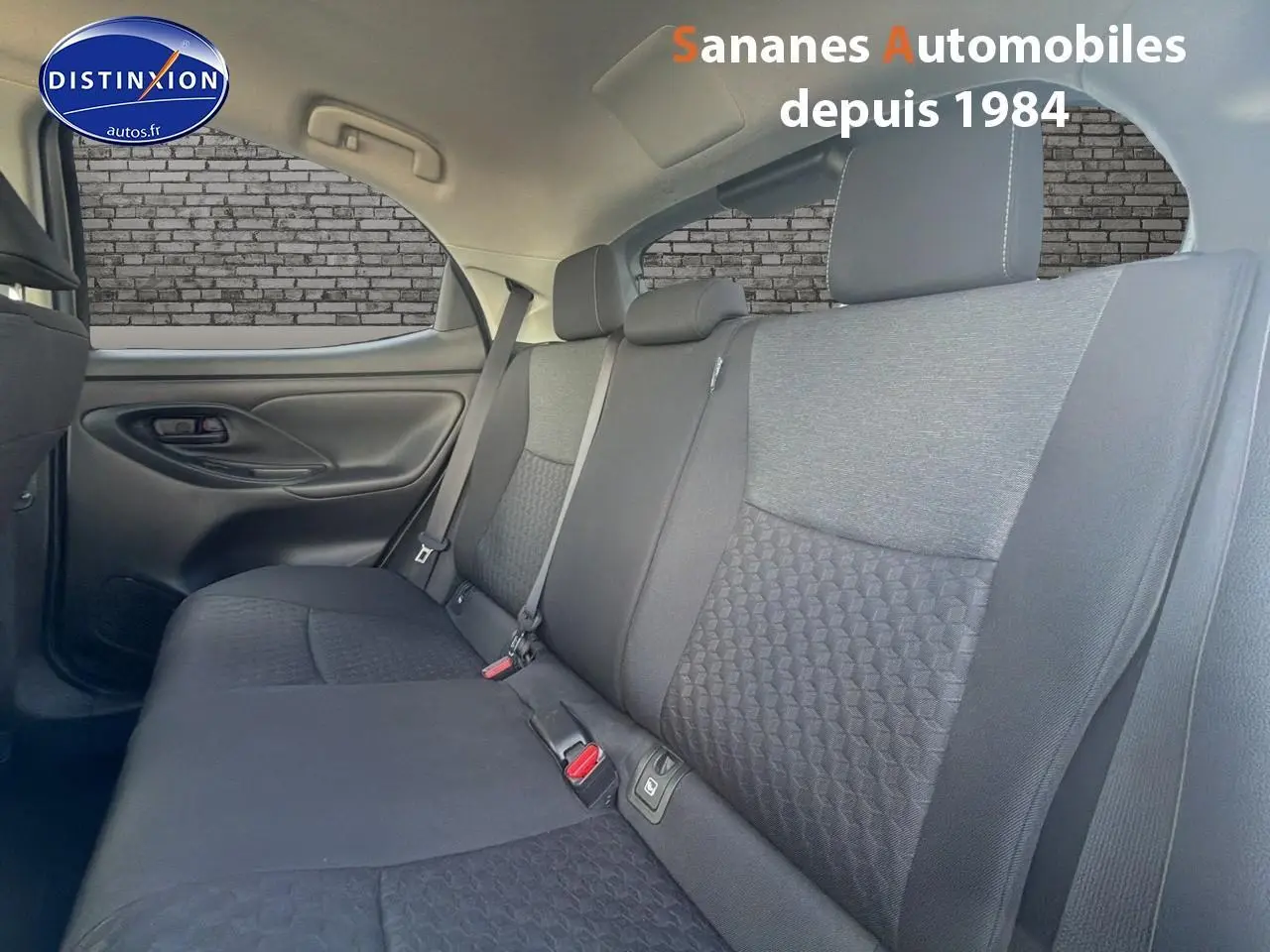 Vue intérieure de la banquette arrière en tissu gris foncé de la Toyota Yaris Hybrid 2023, côté droit.