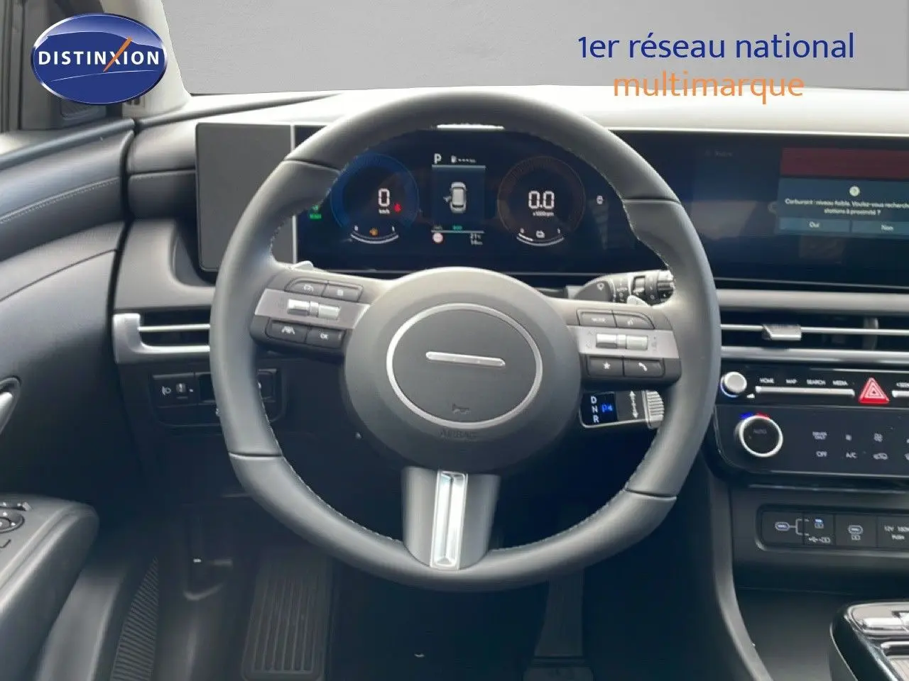 Vue intérieure centrée sur le volant et le tableau de bord numérique du Hyundai Tucson 2026, finition KLASS.