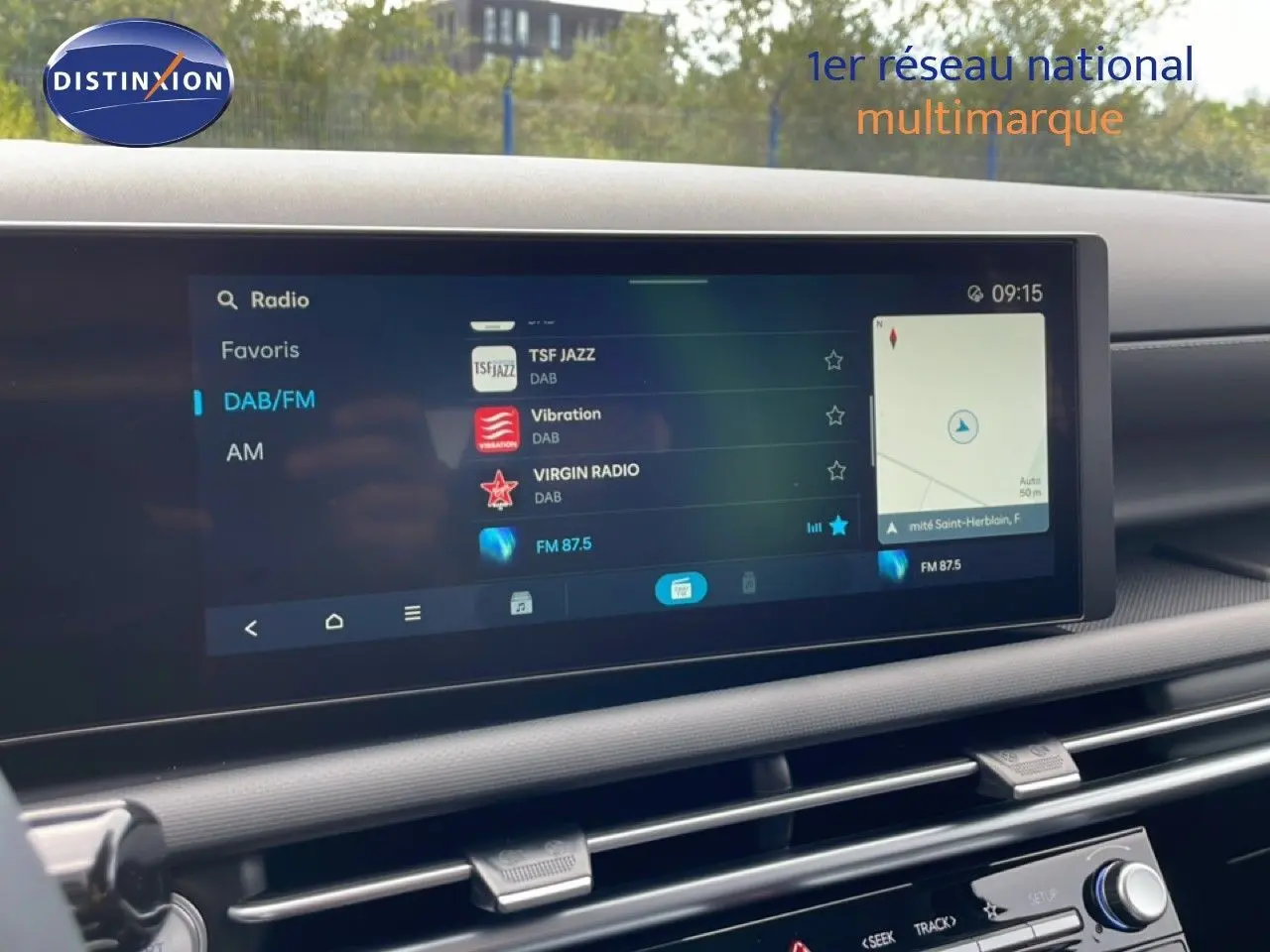 Écran tactile central du tableau de bord du Hyundai Tucson blanc, affichant les options radio et la navigation.