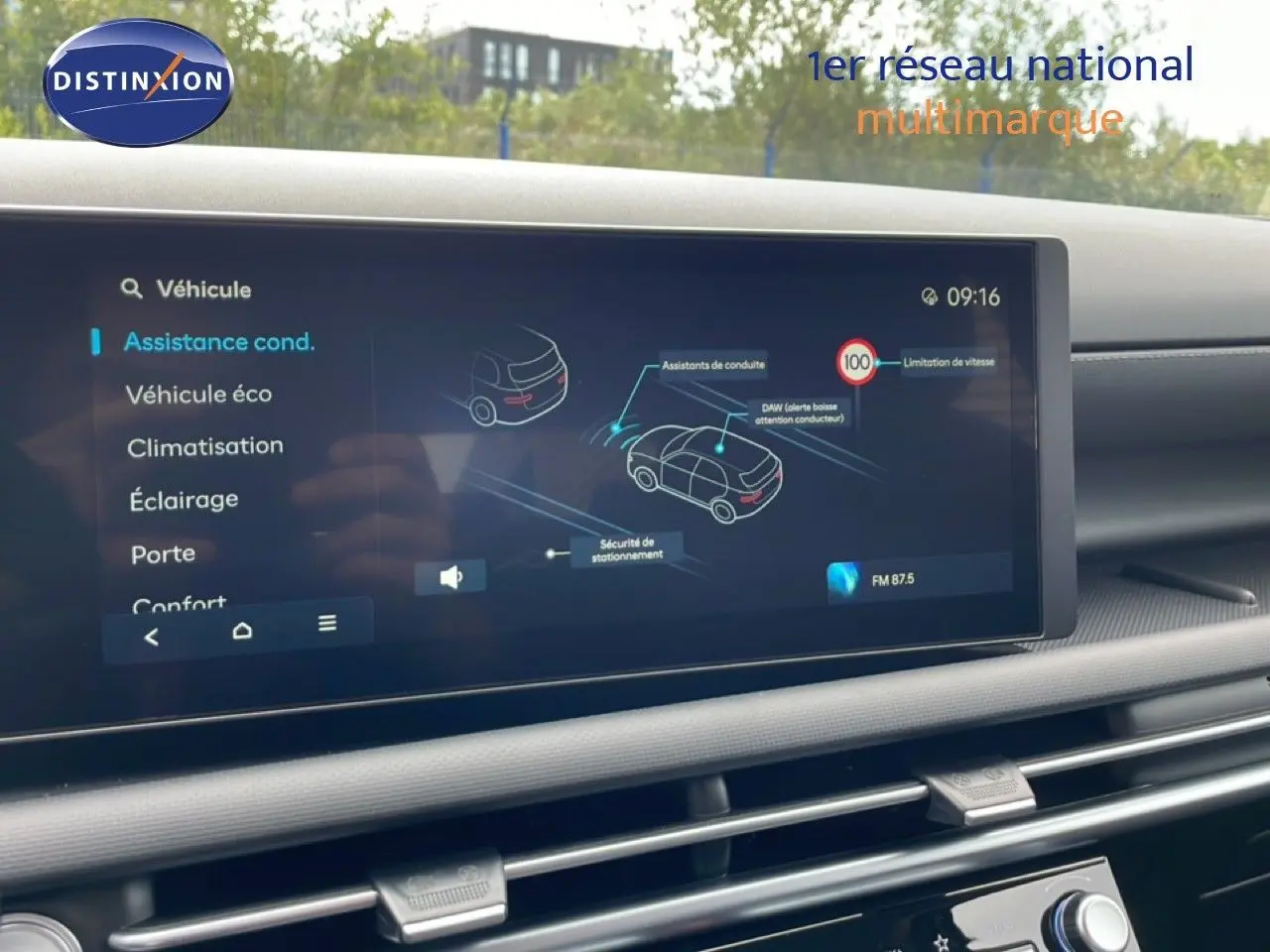 Écran tactile du tableau de bord du Hyundai Tucson 2026 affichant les assistants de conduite et les réglages du véhicule.