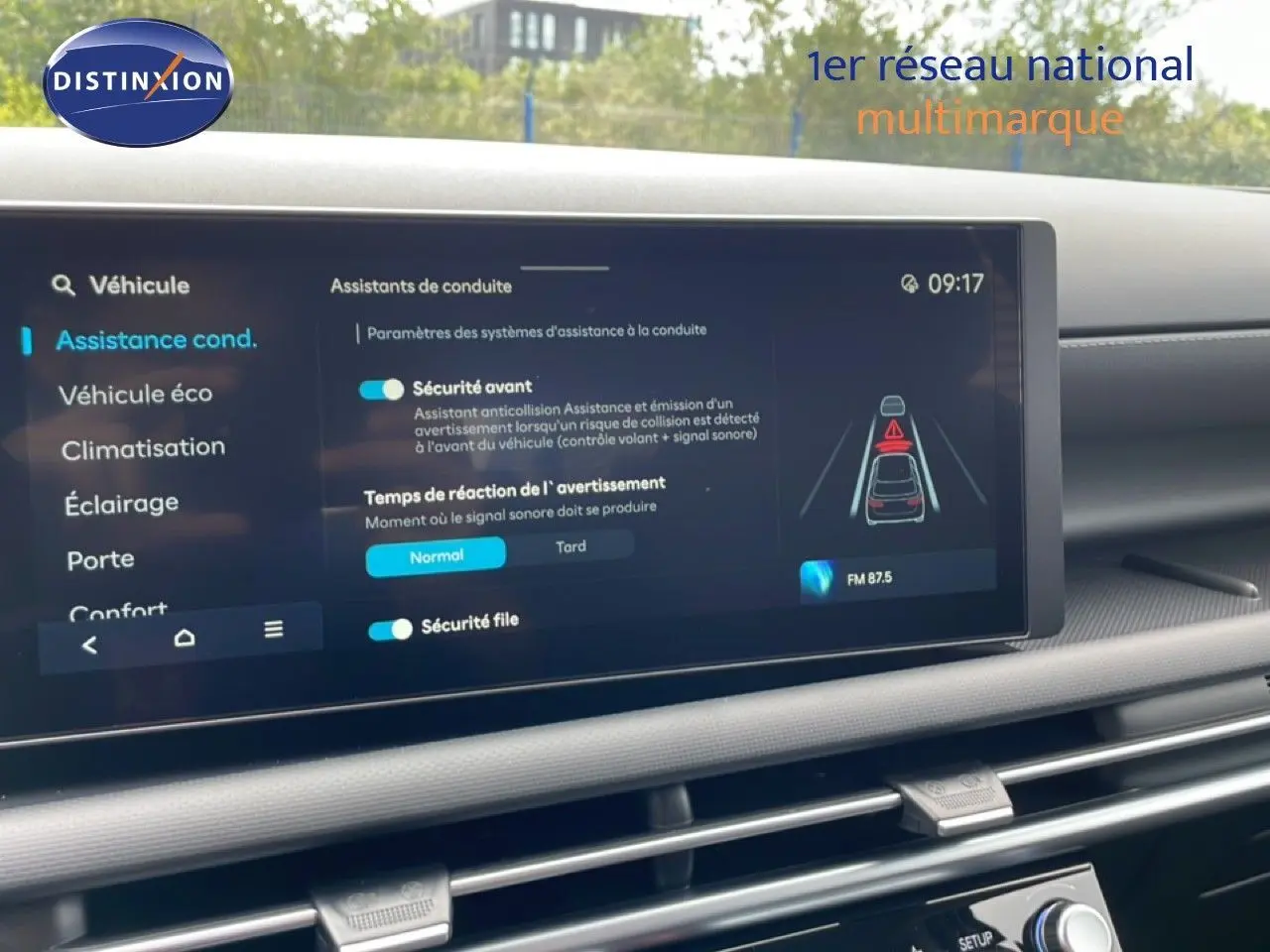 Écran tactile du tableau de bord du Hyundai Tucson 2026 montrant les réglages d’assistance à la conduite.