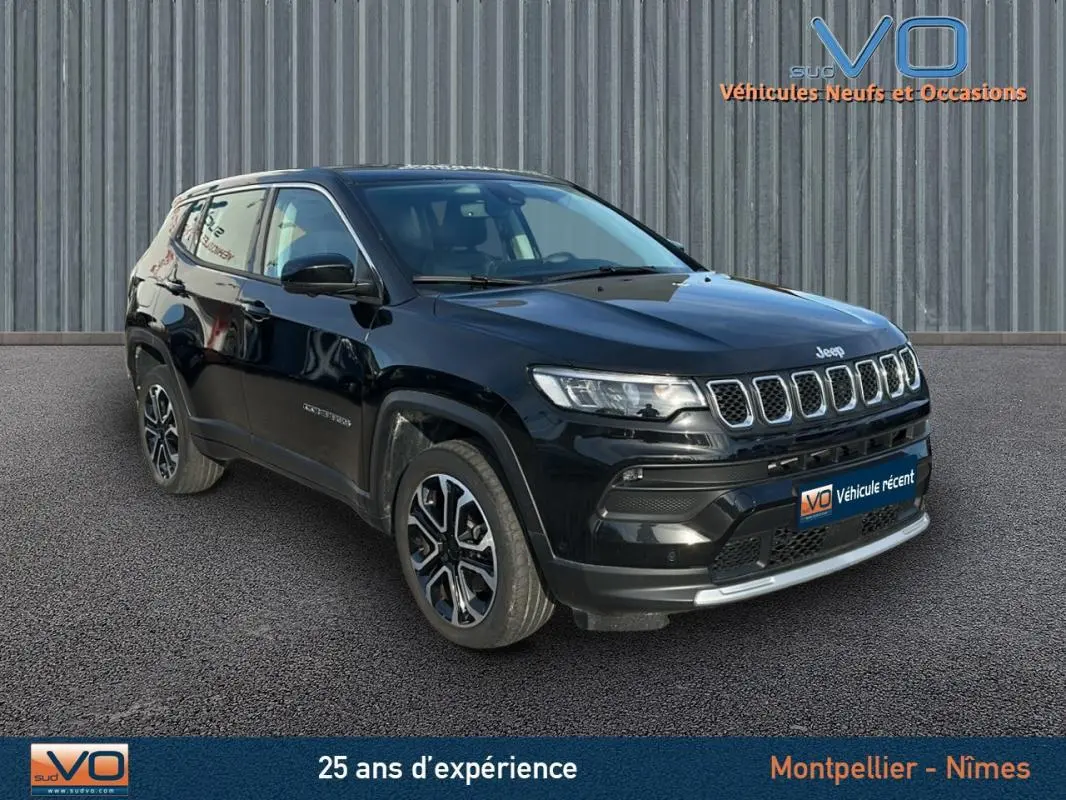 Jeep Compass noir 2024 en 3/4 avant droit, avec jantes alliage 18 pouces et calandre distinctive à sept fentes.
