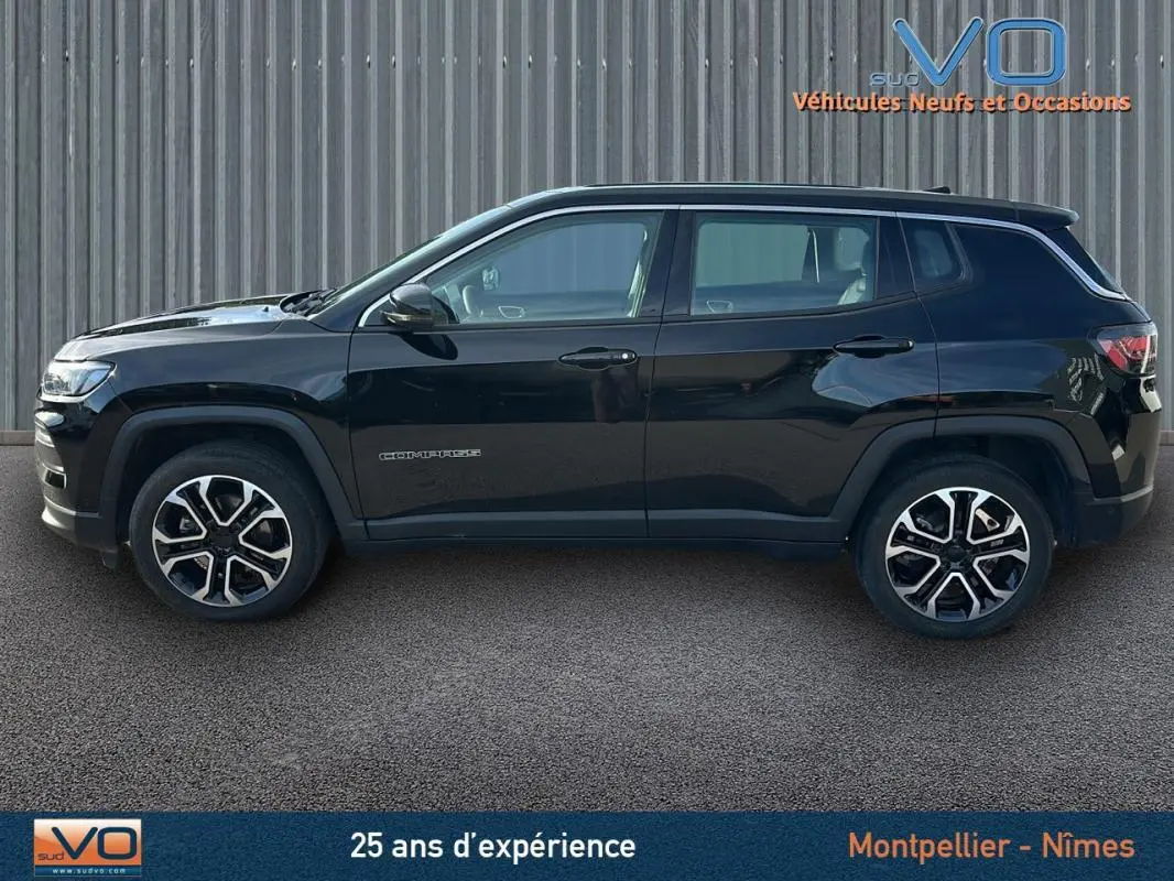 Profil côté gauche du Jeep Compass noir 2024 avec jantes alliage 18 pouces et lignes épurées.