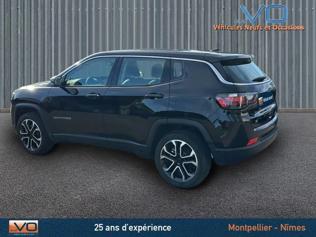 Jeep Compass noir en vue profil côté gauche, mettant en valeur ses jantes alliage 18 pouces et sa silhouette compacte.