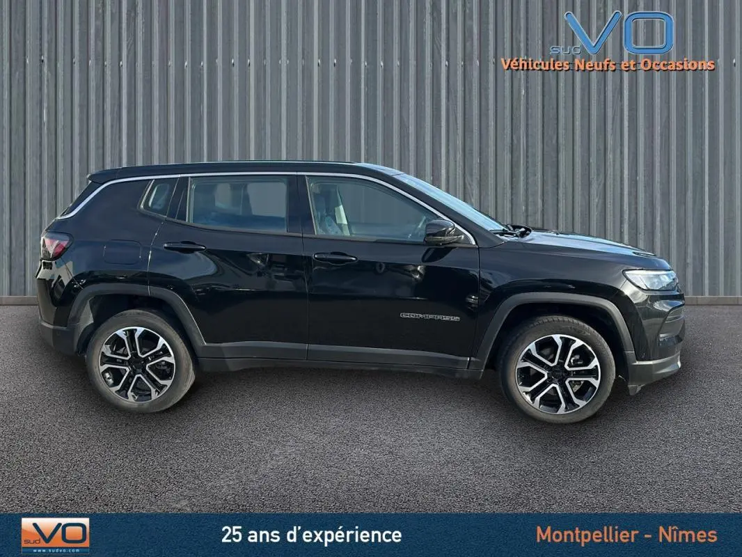 Jeep Compass 2024 noir vue profil côté gauche, jantes alliage 18 pouces et lignes modernes soulignées.