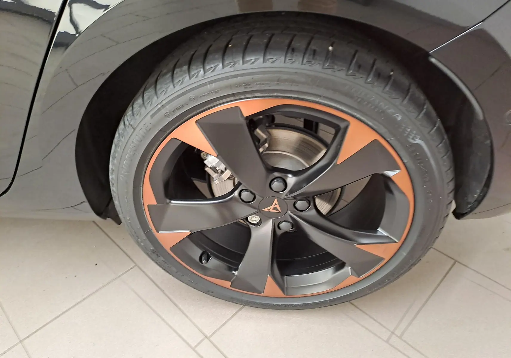 Gros plan sur la jante cuivrée 18 pouces de la CUPRA Leon Noir Minuit, soulignant son design sportif et moderne.