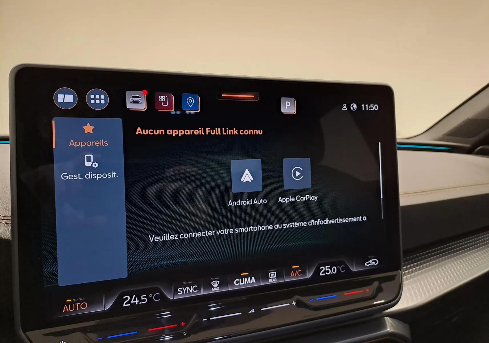 Écran tactile central du tableau de bord du CUPRA Leon 2025 affichant les options Android Auto et Apple CarPlay.