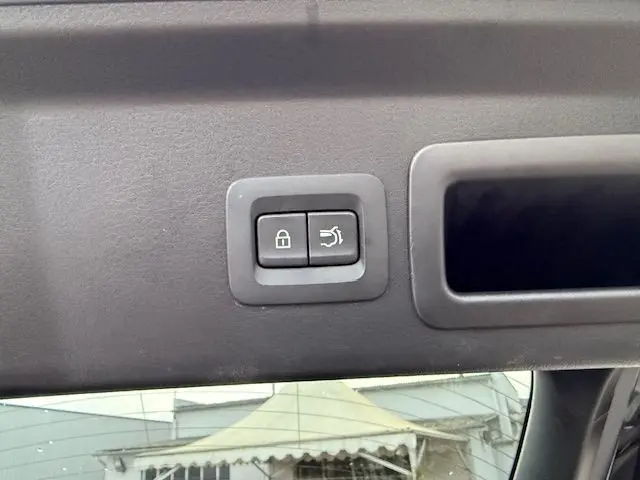 Détail intérieur du plafonnier de la Mazda CX-30 2024 en gris polymétal, avec boutons de verrouillage et éclairage.