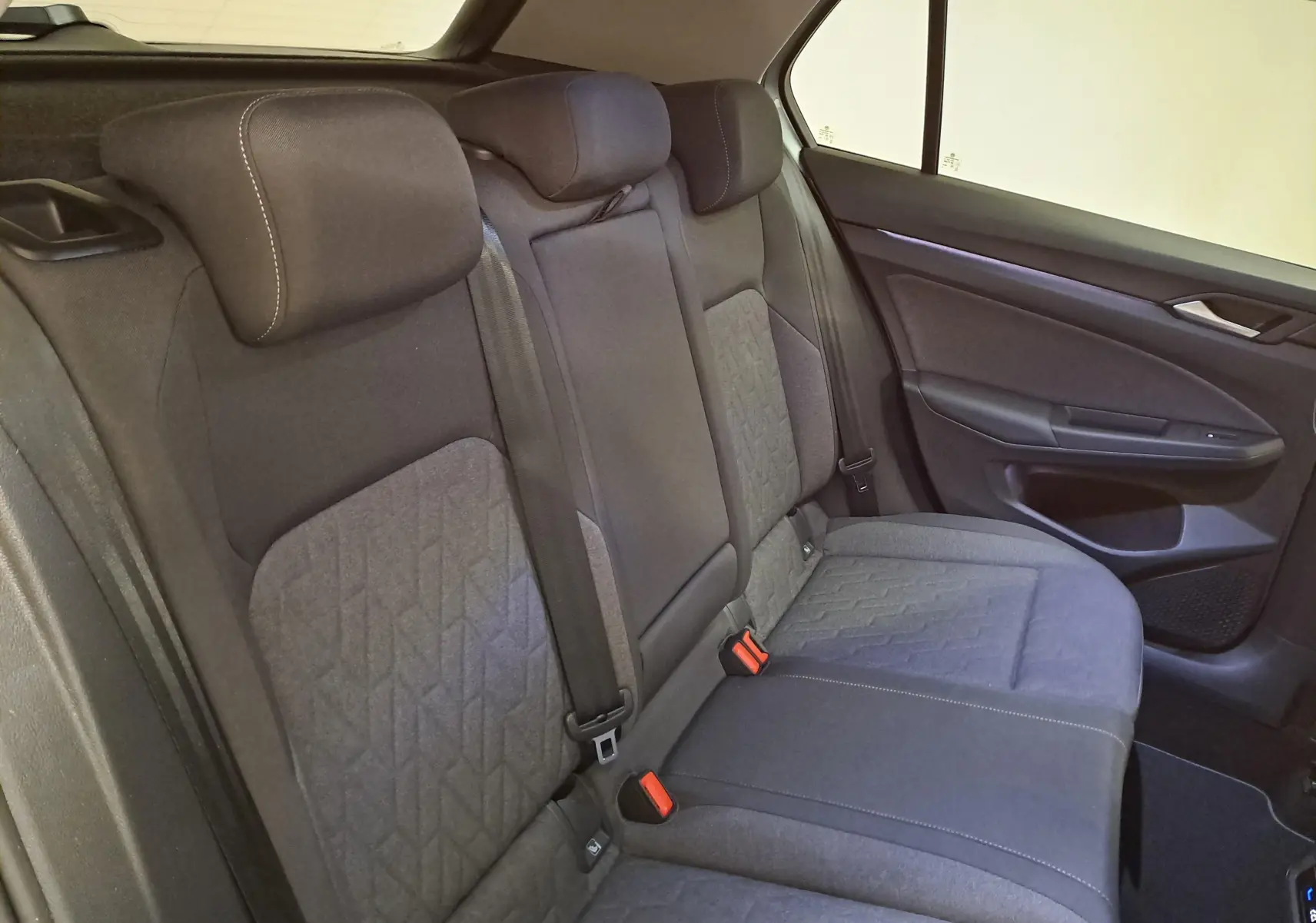 Vue intérieure côté droit des sièges arrière en tissu gris foncé de la Volkswagen Golf 1.5 TSI 116 BVM6 VW Edition 2025.