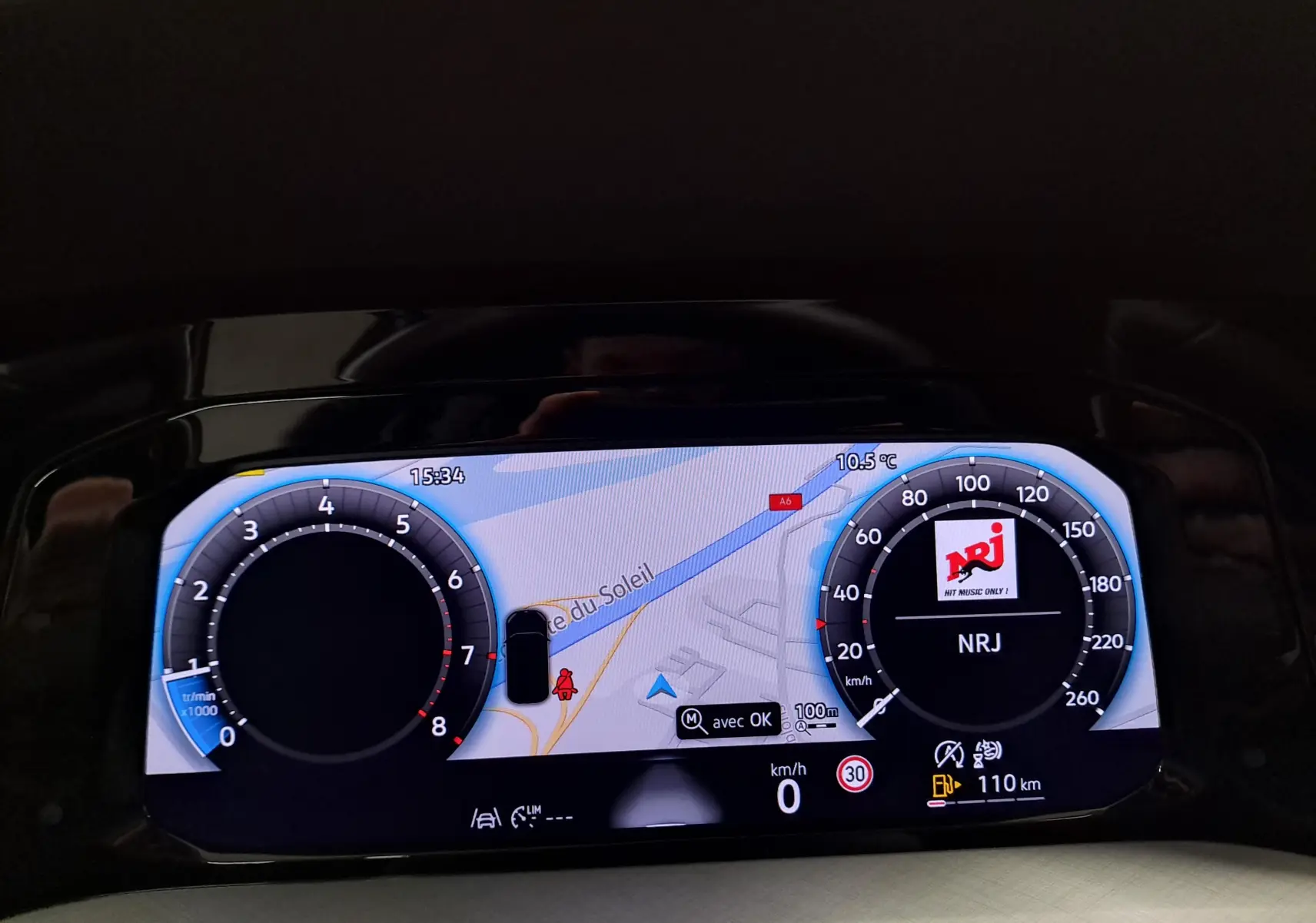 Affichage numérique du tableau de bord de la Volkswagen Golf 1.5 TSI 116 BVM6, avec navigation et vitesse à 0 km/h.