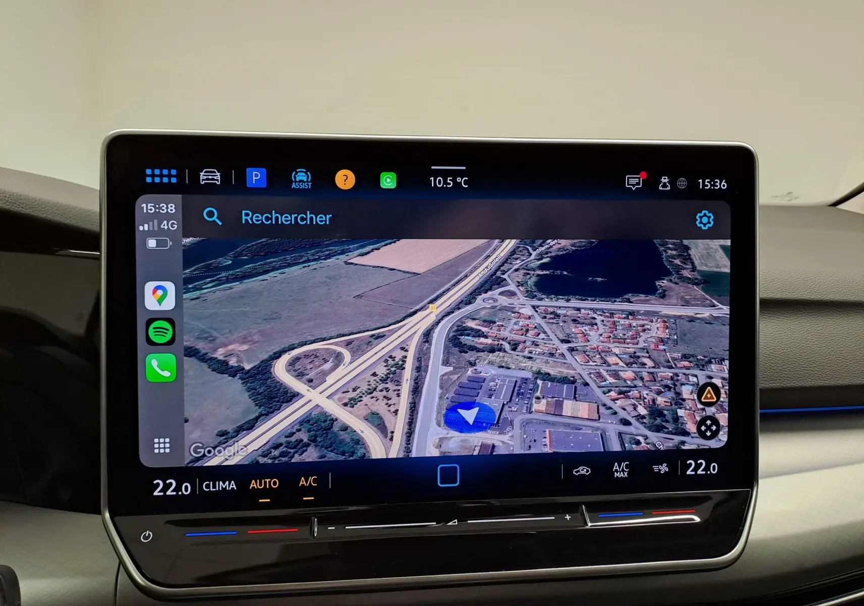 Écran tactile central de la Volkswagen Golf 2025 affichant la navigation GPS avec interface moderne et commandes climatisation intégrées.