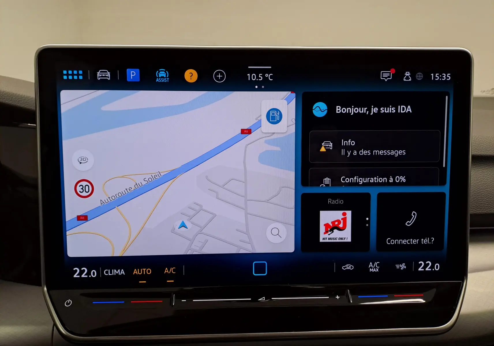Écran tactile central affichant la navigation et les réglages, intérieur d’une Volkswagen Golf 1.5 TSI 2025.