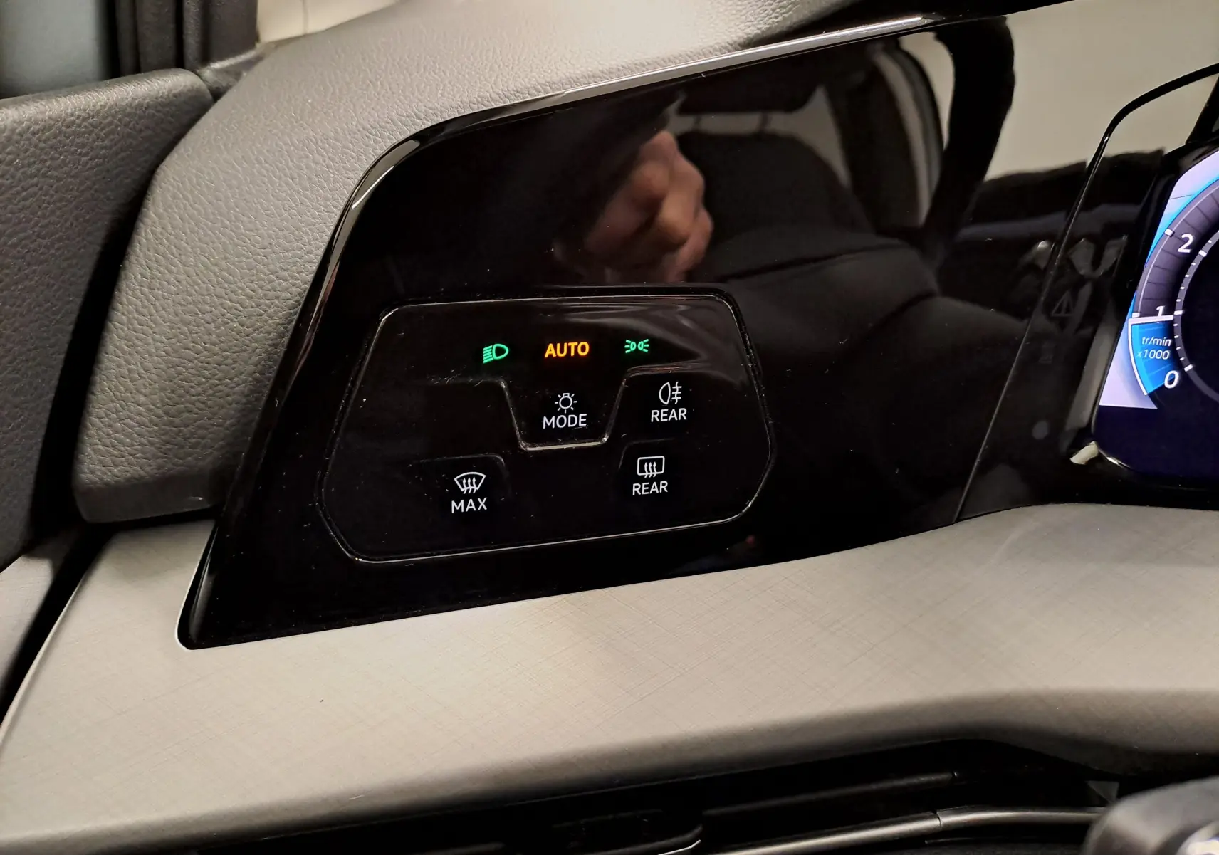 Détail du tableau de bord de la Volkswagen Golf 1.5 TSI 2025, montrant les commandes d'éclairage et de désembuage.