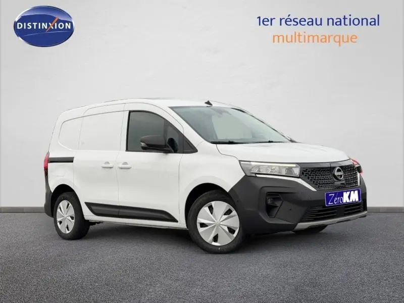 Vue 3/4 avant droite d’un Nissan Townstar blanc minéral électrique avec boucliers noirs et enjoliveurs argentés.