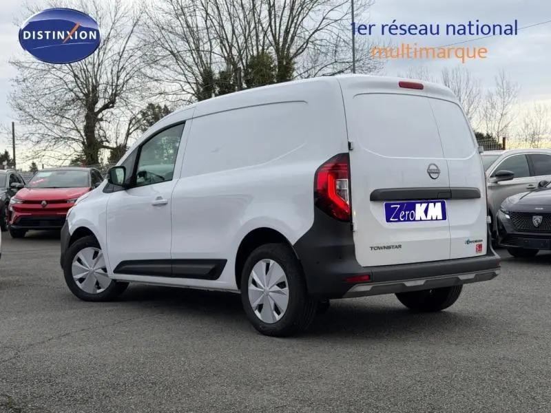 Vue 3/4 arrière droite d’un utilitaire Nissan Townstar blanc minéral avec portes arrière pleines et enjoliveurs.