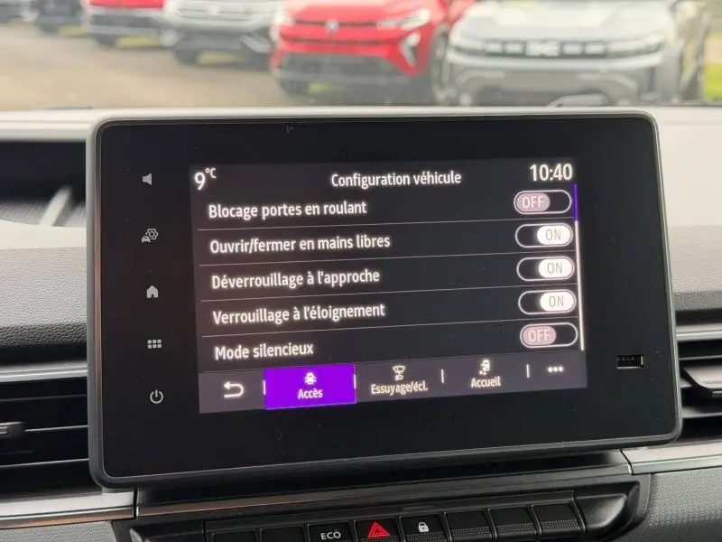 Écran tactile central du Nissan Townstar blanc minéral, vue intérieure frontale avec menu de configuration véhicule affiché.