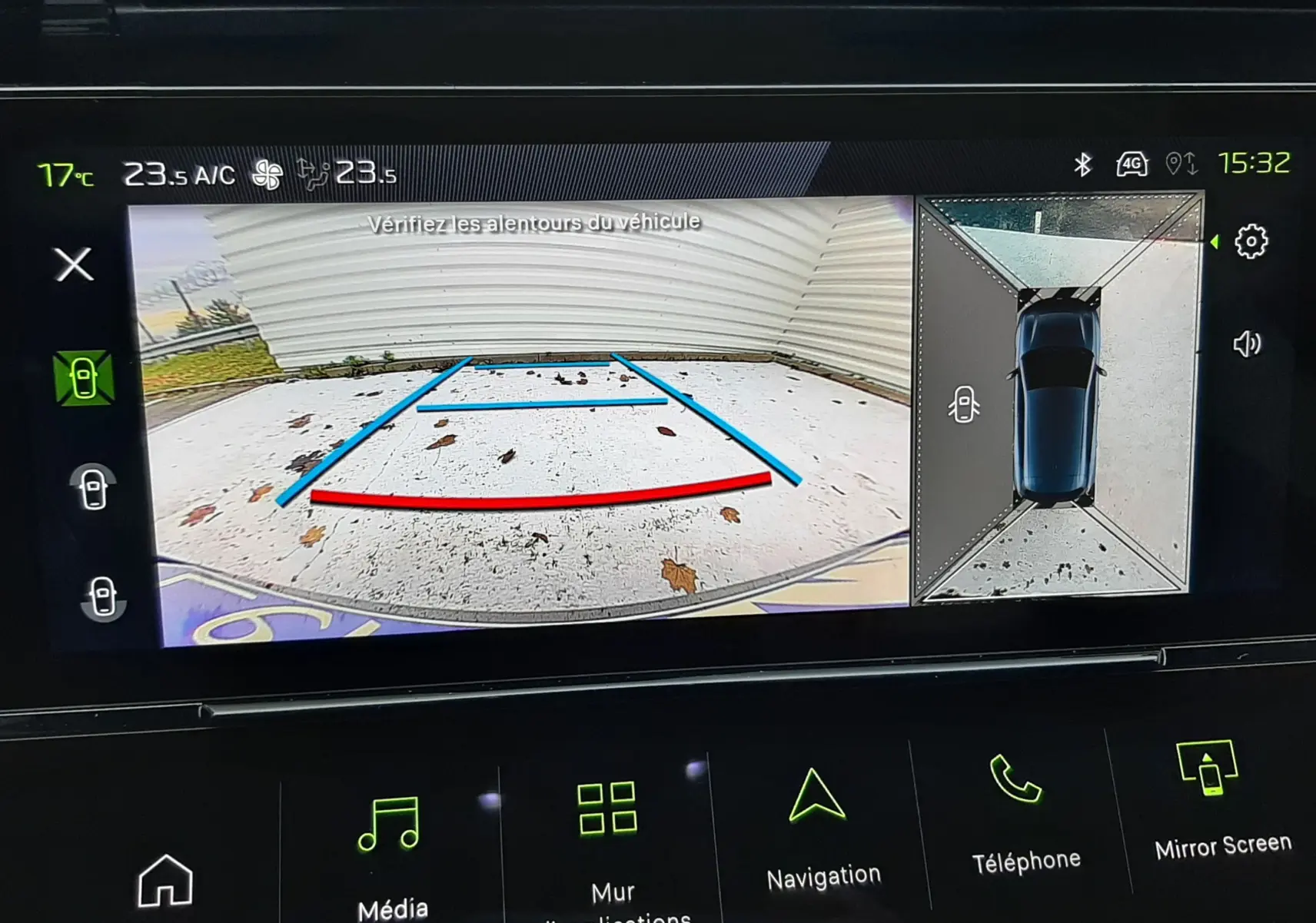 Affichage de la caméra de recul et vue 360° du tableau de bord de la Peugeot 308 hybride bleu Lagoa, avec repères de stationnement.