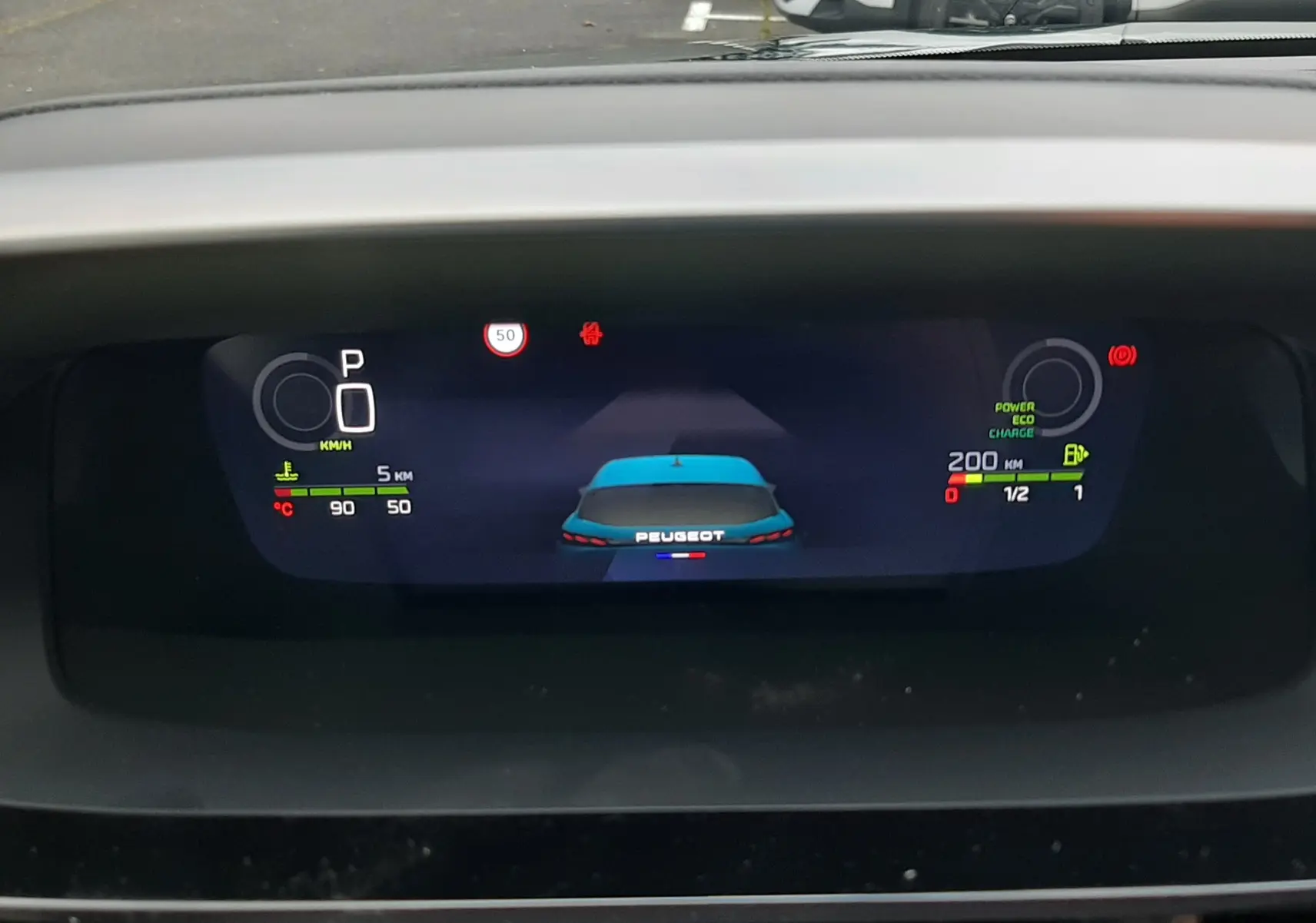 Vue rapprochée du tableau de bord numérique d'une Peugeot 308 Hybrid 2026, affichant un véhicule bleu Lagoa stylisé.