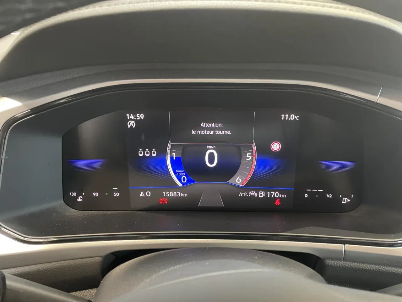 Vue rapprochée du combiné d'instruments digital du Volkswagen T-Roc 2025 affichant la vitesse à 0 km/h.